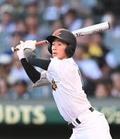 　２回、適時二塁打を放つ創成館・森下翔太（撮影・西田忠信）