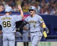 　８回、逆転３ランを放ち生還する佐藤輝（右）＝撮影・北村雅宏