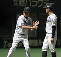 　試合後のあいさつを終え、ベンチに戻る間も身ぶり手ぶりで指導する平田２軍監督（撮影・坂部計介）