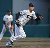 　７回、バッテリーエラーで失点する川原（撮影・坂部計介）