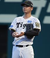 　７回、バッテリーエラーで失点し、呆然とする川原（撮影・坂部計介）