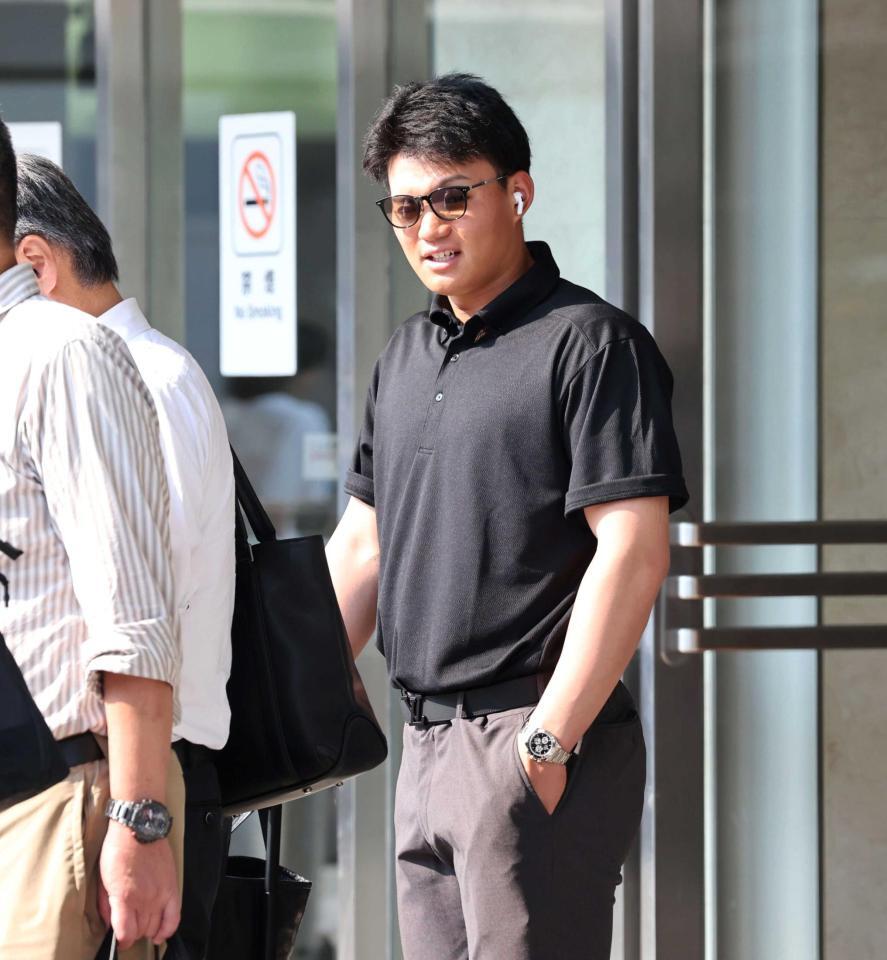 　タクシー乗り場で並ぶ森下（撮影・田中太一）