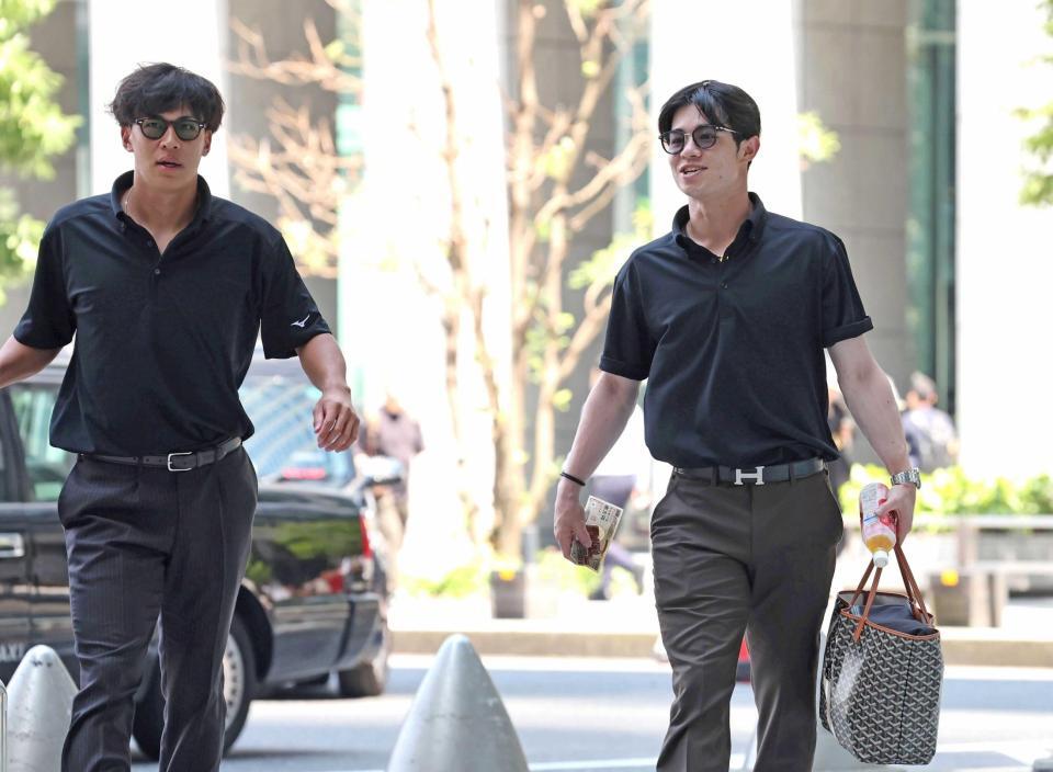 　駅へ歩く中野（右）と植田（撮影・田中太一）