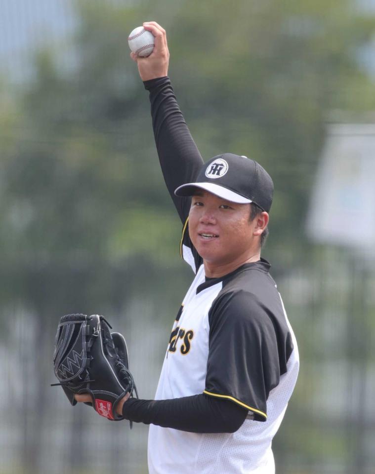 　キャッチボールする村上（撮影・坂部計介）