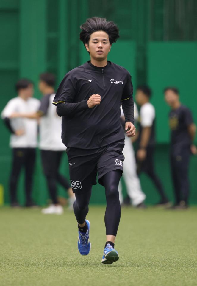 　室内練習場でダッシュを繰り返す高橋（撮影・坂部計介）