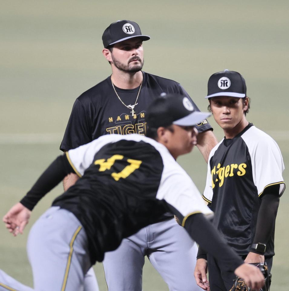 　合流したハートウィグはマウンドの感触を確かめた（撮影・田中太一）