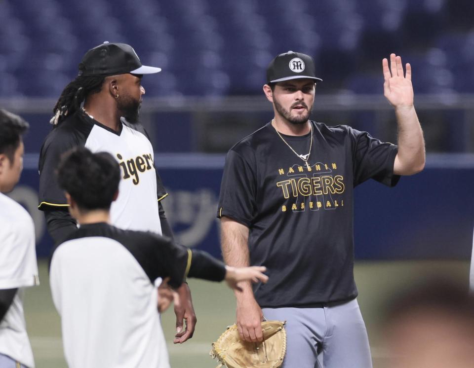 　合流したハートウィグ（右）はドリスと話をする（撮影・田中太一）