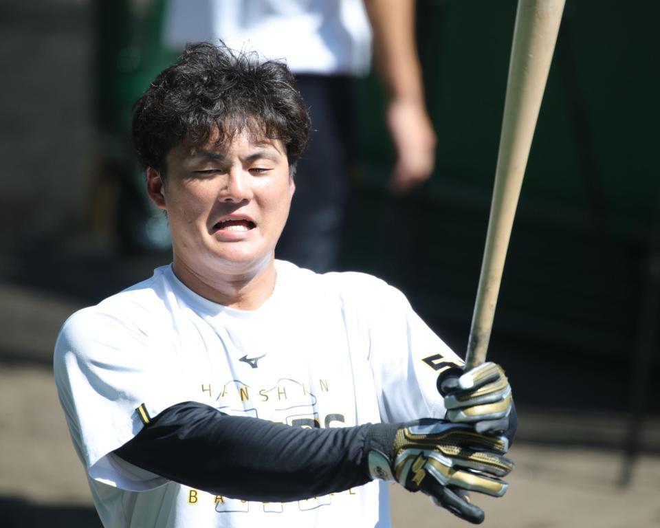 　ティーバッティングをする前川（撮影・坂部計介）