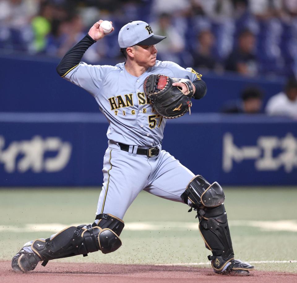 　試合前シートノックで二塁へ送球する長坂（撮影・北村雅宏）