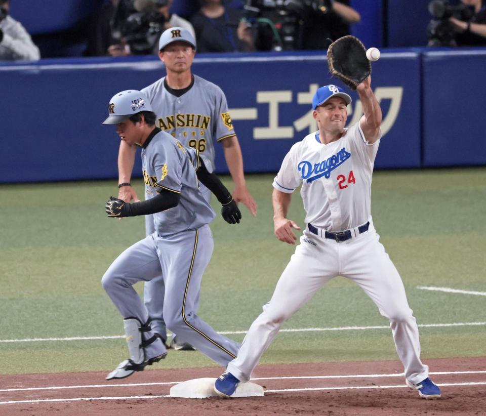 　２回、懸命に一塁を駆け抜け内野安打にする高橋（撮影・立川洋一郎）