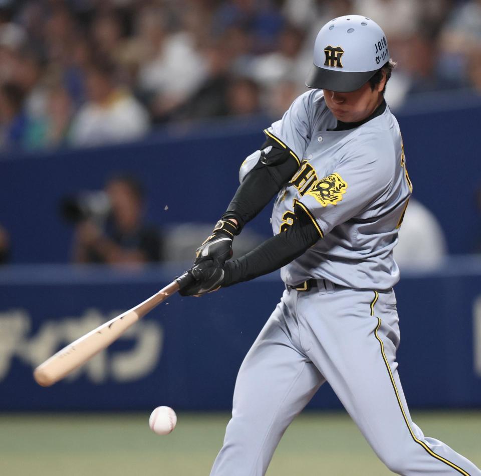 　２回、バットを折りながら内野安打を放つ高橋（撮影・田中太一）