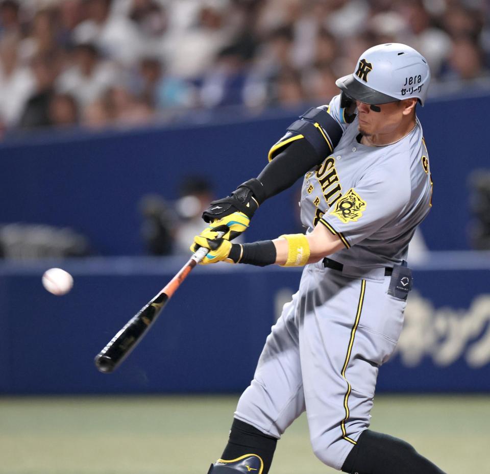 　８回、３ランを放つ佐藤輝（撮影・田中太一）