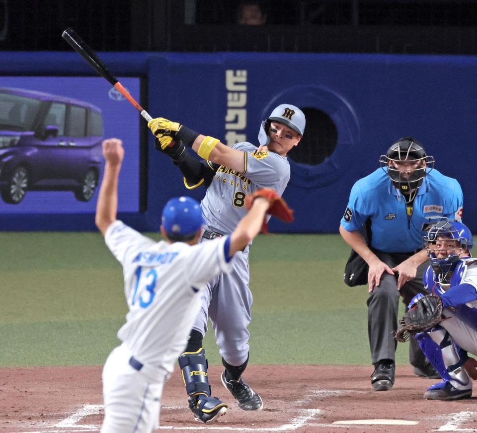 　８回、右中間スタンドへ逆転３ランを放つ佐藤輝（撮影・立川洋一郎）