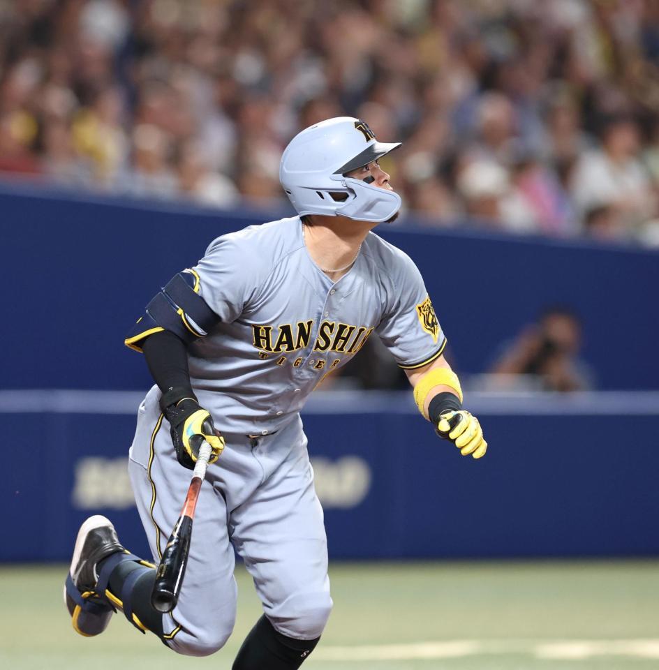 　８回、逆転３ランを放つ佐藤輝（撮影・北村雅宏）