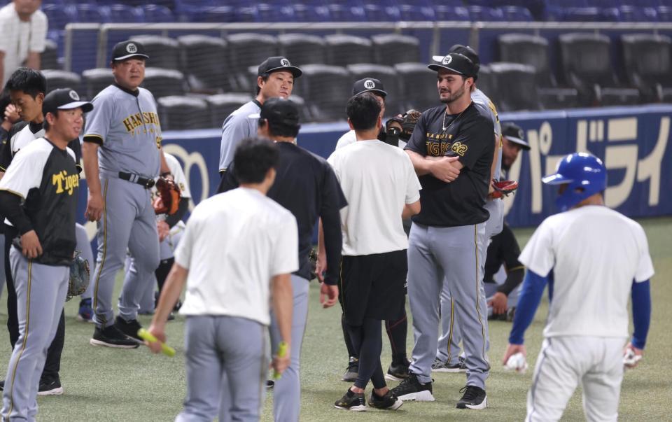 　１軍に合流したハートウィグ（中央右）＝撮影・北村雅宏