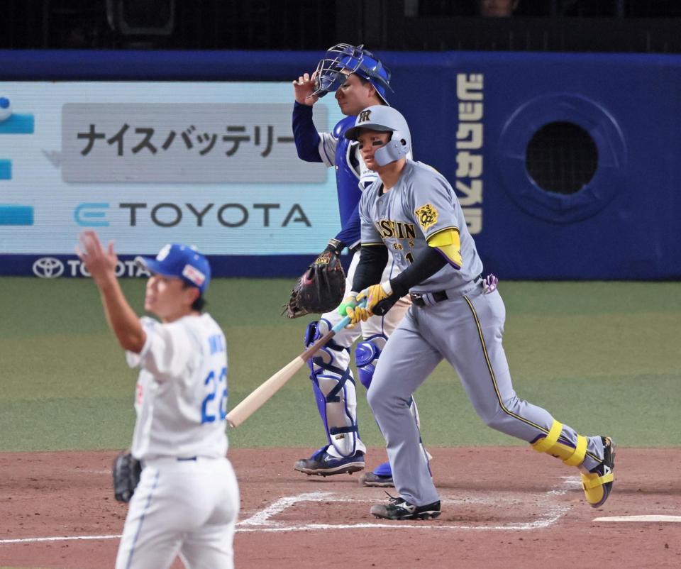 　５回、右飛に倒れる森下（撮影・立川洋一郎）