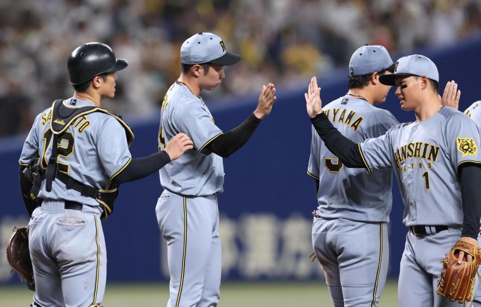 　最後を締めた石井（左から２人目）は森下とタッチを交わす（撮影・北村雅宏）