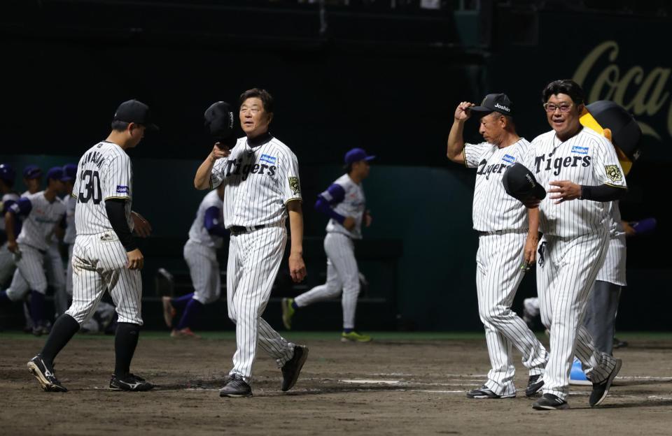 　わずか４安打で石川に敗れ、ファンにあいさつをする平田２軍監督（撮影・坂部計介）
