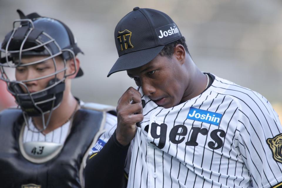 　２回、２失点でガックリとベンチに戻るマルティネス（撮影・坂部計介）