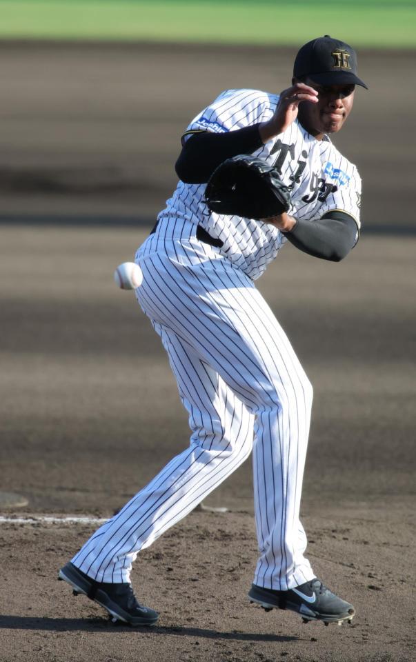 　１回、倉知の打球をよけるマルティネス（撮影・坂部計介）