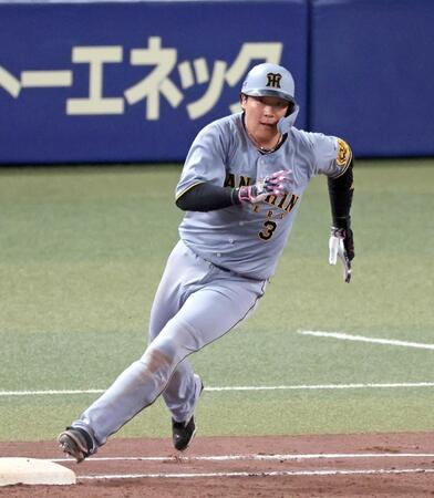 　９回、右前へ２点適時打を放ち送球を見て一塁を蹴る大山