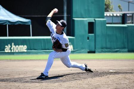 　シート打撃に登板する畠