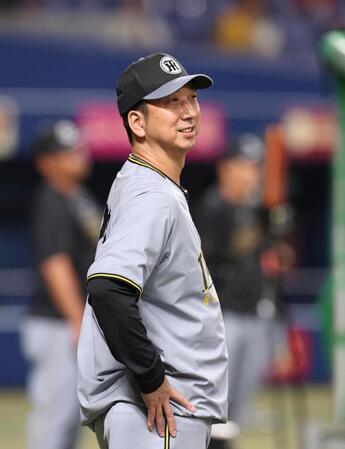 　練習を見る藤川監督（撮影・北村雅宏）