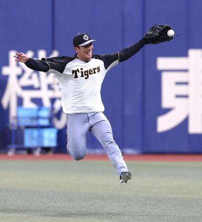 　ノックの打球を追う豊田（撮影・北村雅宏）