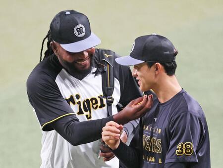 　小幡（右）に「ヒゲを生やせよ」とばかりにイジリ返すドリス（撮影・立川洋一郎）