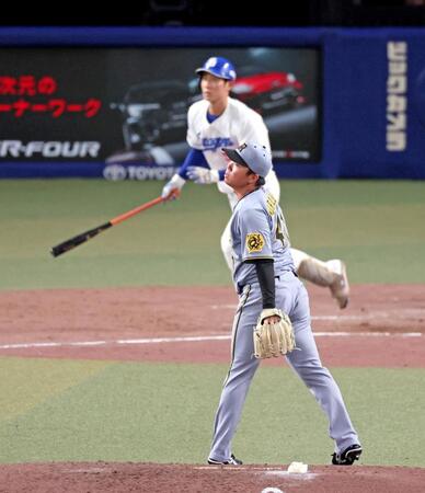 　５回、上林にソロを浴び勝ち越しを許す村上（撮影・立川洋一郎）
