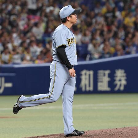 　５回、上林に勝ち越しソロを浴びた村上（撮影・北村雅宏）