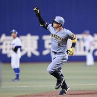 　８回、３ランを放った佐藤輝は右手を上げながら三塁へ走る（撮影・田中太一）