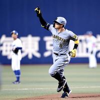 　８回、３ランを放った佐藤輝は右手を上げながら三塁へ走る（撮影・田中太一）