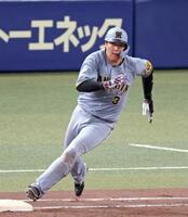 　９回、右前へ２点適時打を放ち送球を見て一塁を蹴る大山