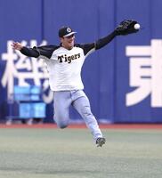 　ノックの打球を追う豊田（撮影・北村雅宏）