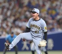 　６回、石伊を空振り三振に仕留め、ほえる村上（撮影・北村雅宏）
