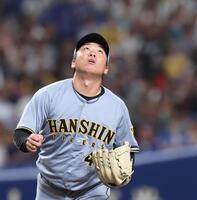 　５回、上林に勝ち越しソロを浴びる村上（撮影・北村雅宏）