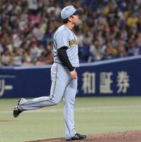 　５回、上林に勝ち越しソロを浴びた村上（撮影・北村雅宏）