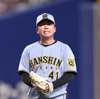 　２回、チェイビスを二ゴロに打ち取ったものの、悔しげな表情を見せる村上（撮影・北村雅宏）