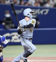 　１０回、中前打を放つ中野（撮影・北村雅宏）