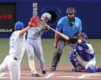 　１０回、左前打を放つ近本（撮影・立川洋一郎）