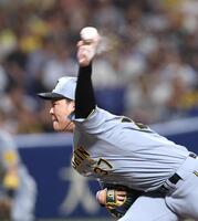 　９回から登板する及川（撮影・北村雅宏）