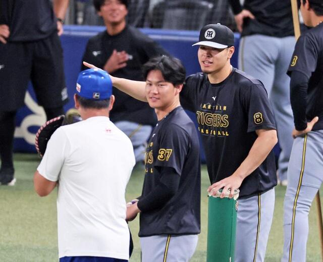 阪神＆中日ナインが試合前練習で談笑 田中と木浪は打撃論？“内野手座談