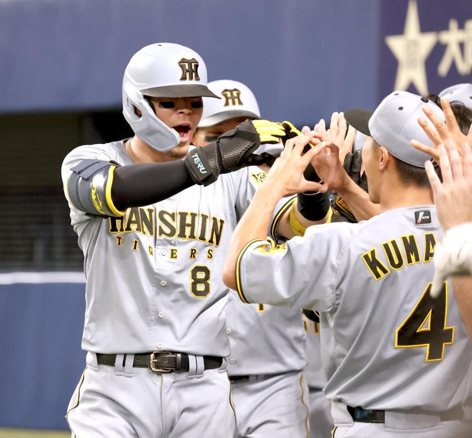 　８回、３ランを放った佐藤輝はナインと歓喜する（撮影・田中太一）