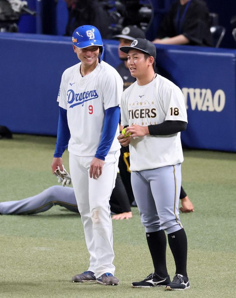 　石伊（左）と談笑する伊原（撮影・立川洋一郎）