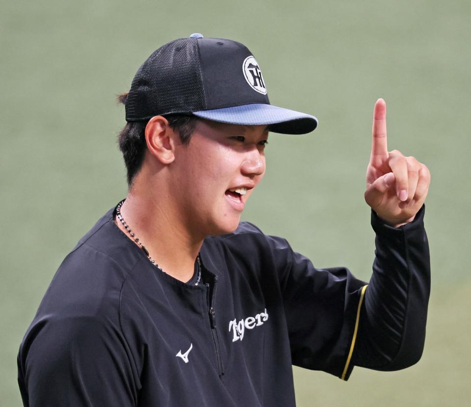 　笑顔を見せキャッチボールをする門別（撮影・立川洋一郎）