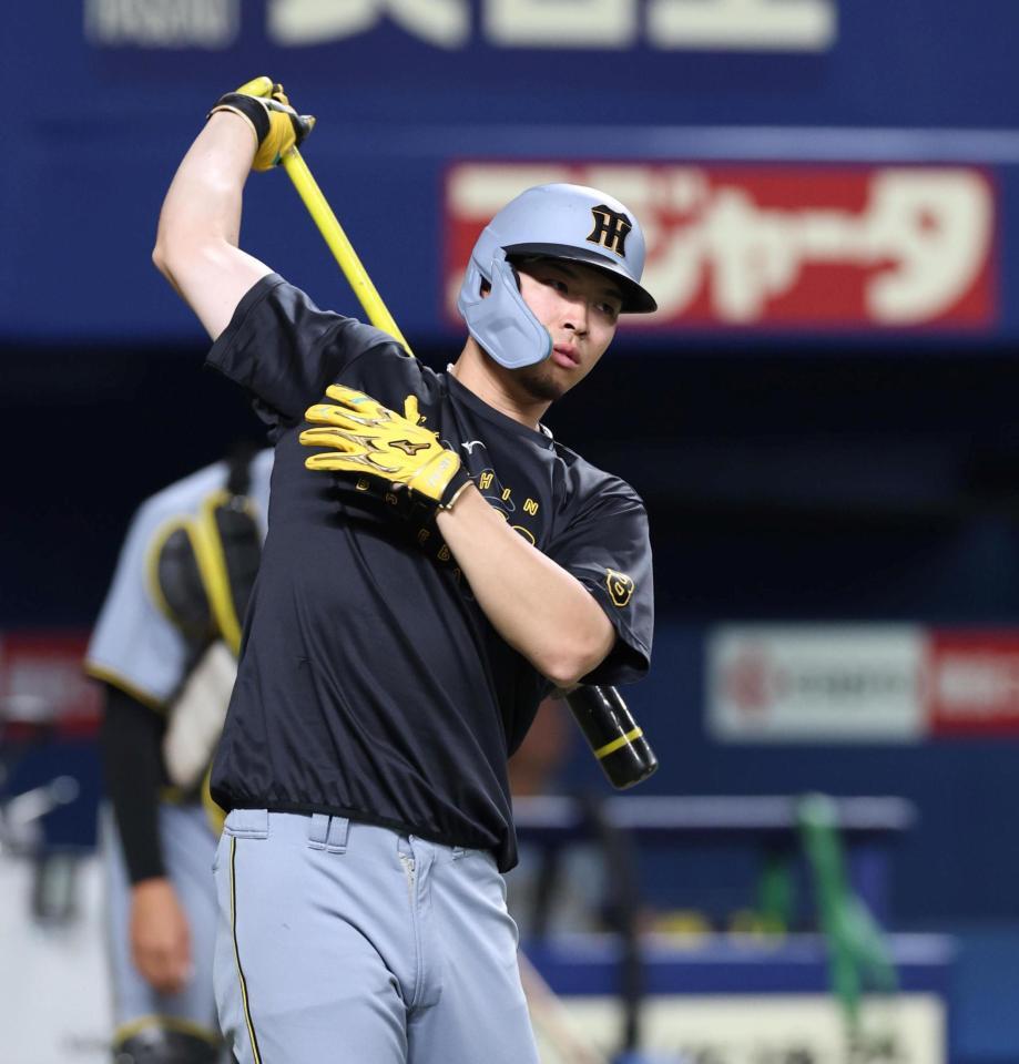 　試合前、入念に体をほぐす佐藤輝（撮影・北村雅宏）