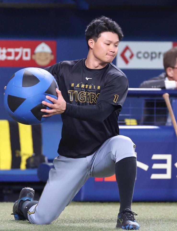試合前、トレーニングする阪神・森下翔太＝バンテリンドームナゴヤ（撮影・北村雅宏）