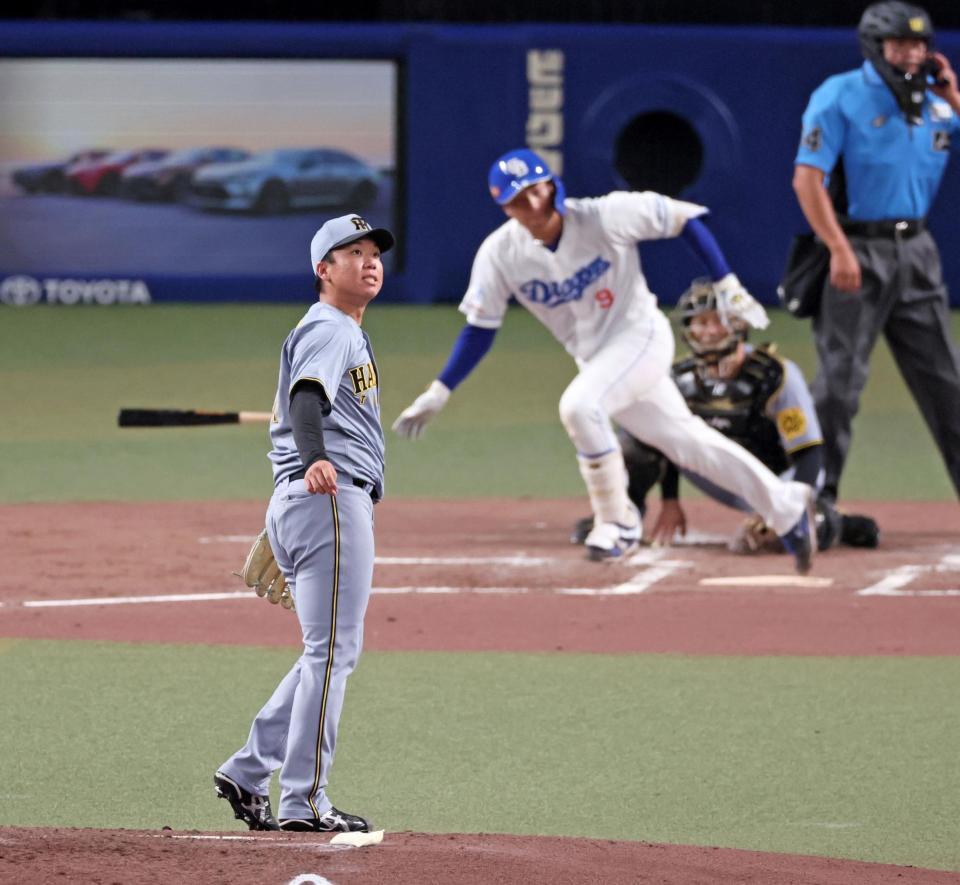 　２回、石伊に先制適時二塁打を打たれる村上（撮影・立川洋一郎）