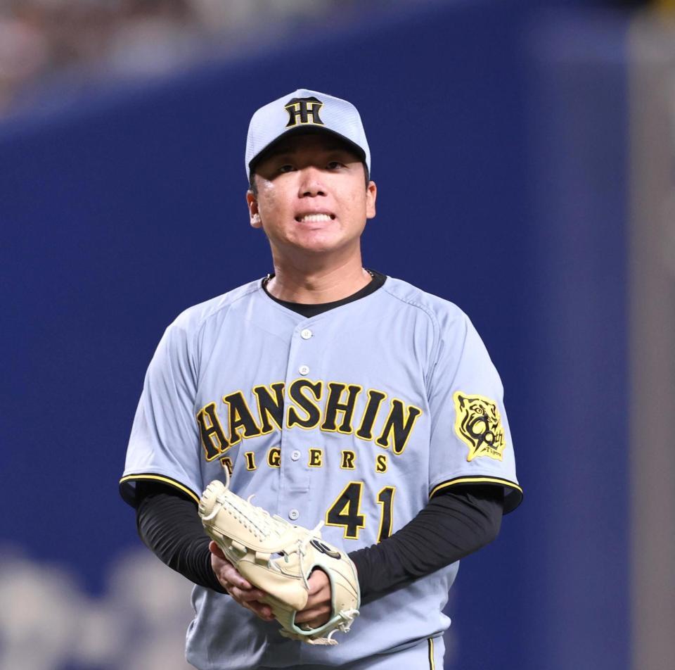 　２回、チェイビスを二ゴロに打ち取ったものの、悔しげな表情を見せる村上（撮影・北村雅宏）